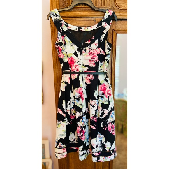 Size 4. Black house white market. Worn twice - Picture 2 of 2